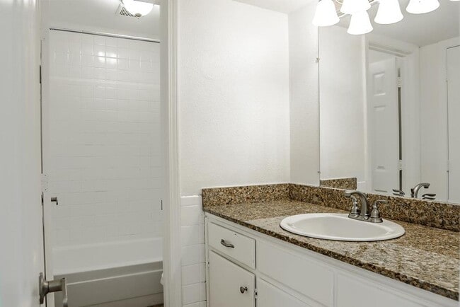 Building Photo - 2 Bedroom 1 Bath Apartment Close to Campus!