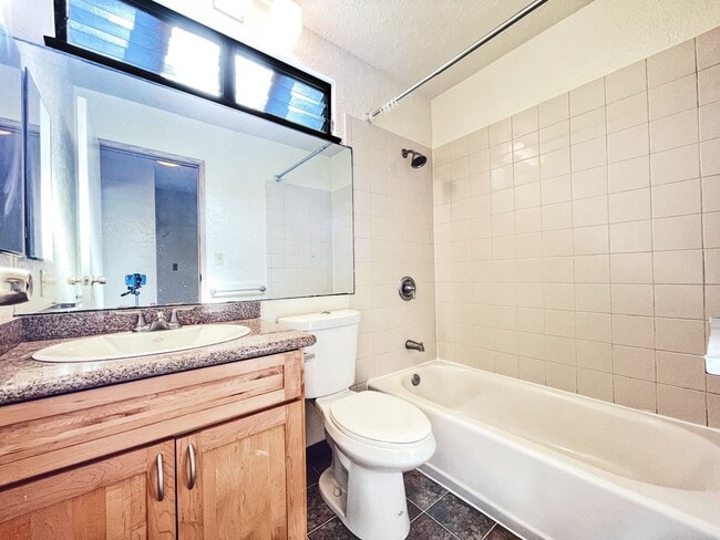 Building Photo - Pet Friendly Aiea Townhouse