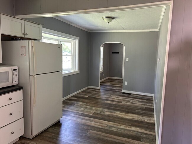 Building Photo - 3 Bedroom, 1 Bath Cape Cod Home w/Detached...