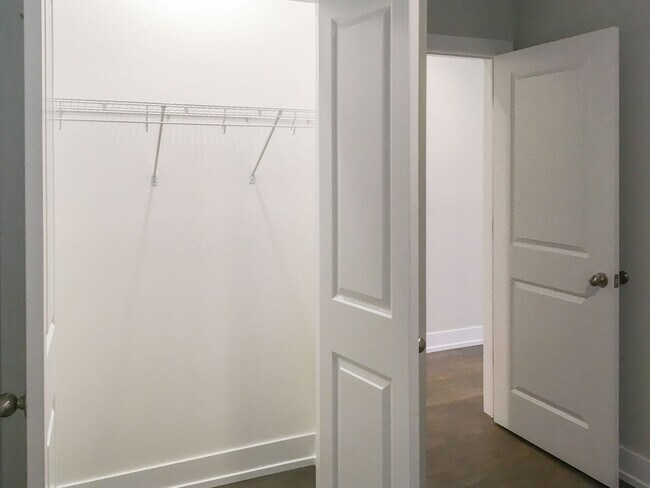 Interior Photo - 4951-53 N. Oakley / 2251-57 W. Argyle