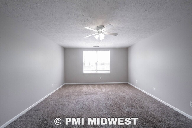 Building Photo - Great 3 Bedroom 2.5 Bathroom Home on the upper east side of Indy!