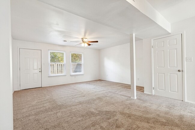 Building Photo - Cute townhome in Cavalier Manor!