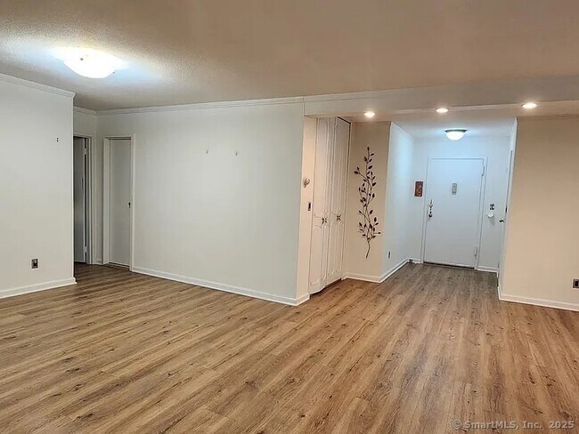 Building Photo - 65 Glenbrook Rd