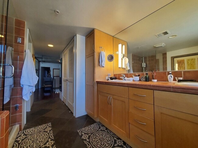 Building Photo - Downtown Loft living in Little Italy