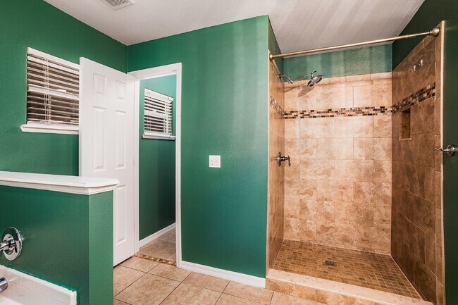 Building Photo - FOR RENT:  4 BEDROOM 2, BATHROOM HOME IN H...