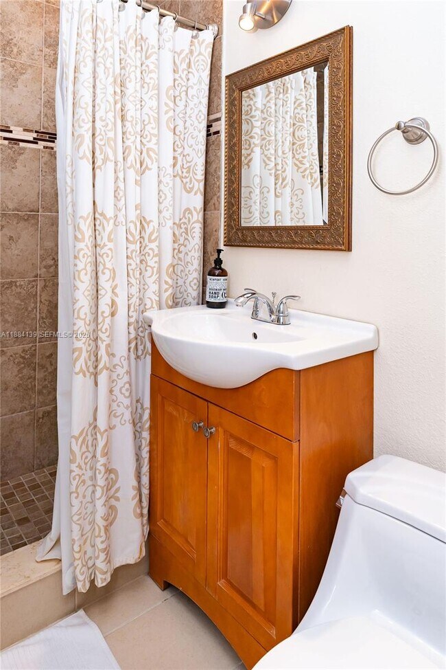 Building Photo - 1529 Bayview Dr