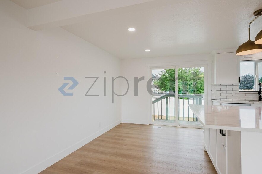 Building Photo - Unit