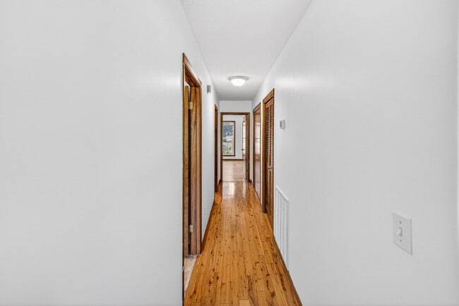 Building Photo - 1140 Troon Dr E