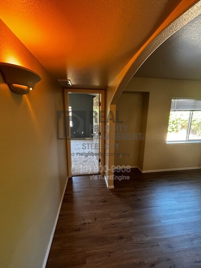 Building Photo - 813 Ardath Ln