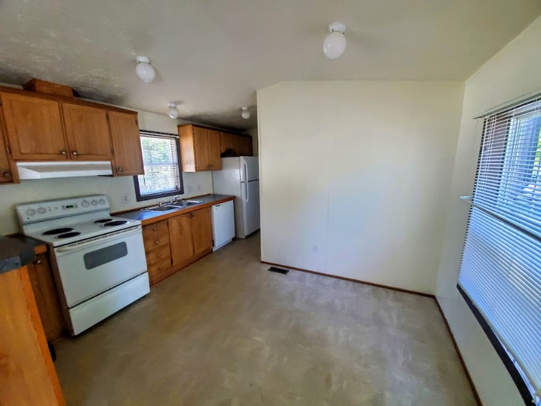 Building Photo - 41 County Rd