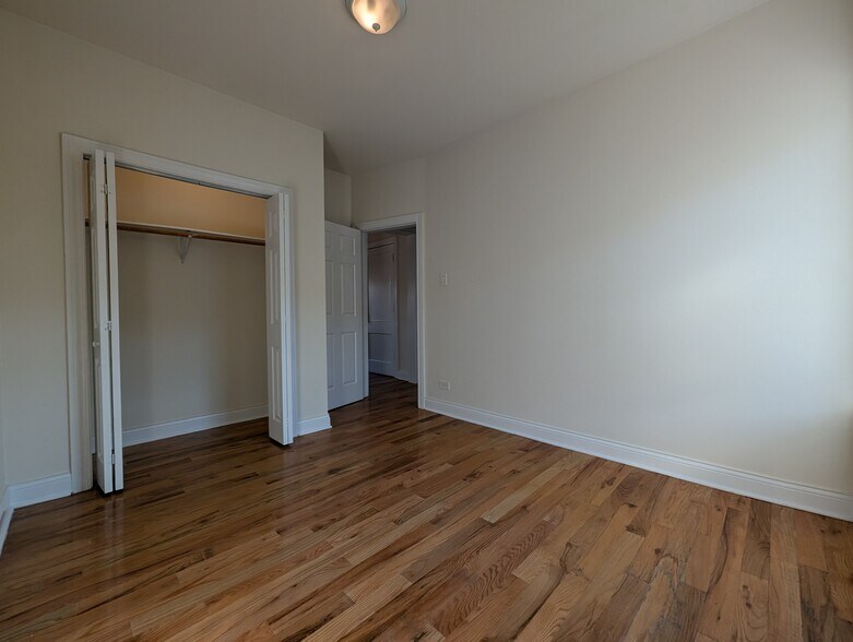 Building Photo - 822 W Waveland Ave