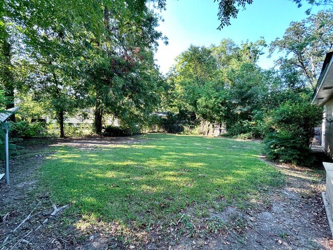Building Photo - Charming Three Bedroom Home in a Highly Desirable Neighborhood