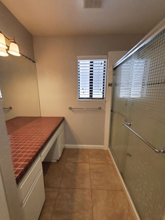Building Photo - Updated 3bd/2ba House One Block from Ocean...