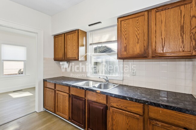 Building Photo - 3 bedroom 1 bath in the Delano District!