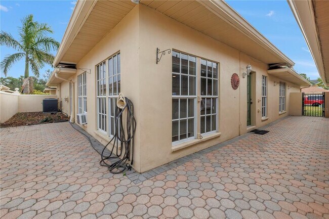 Building Photo - 2267 Heron Cir