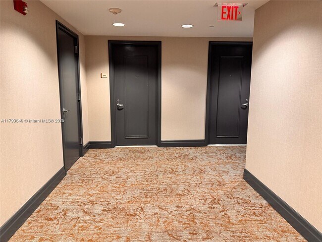 Building Photo - 1060 Brickell Ave