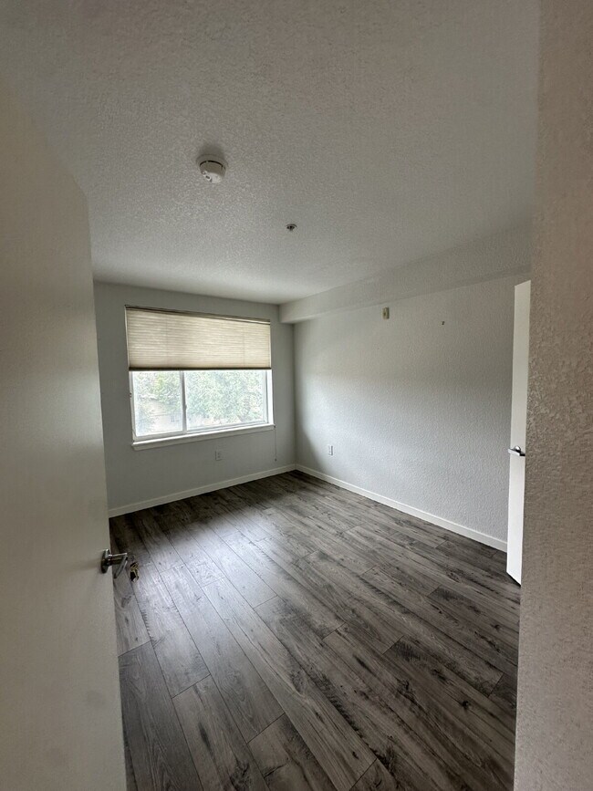 Building Photo - Now Available! Private room in 3 bed / 2 bath condo