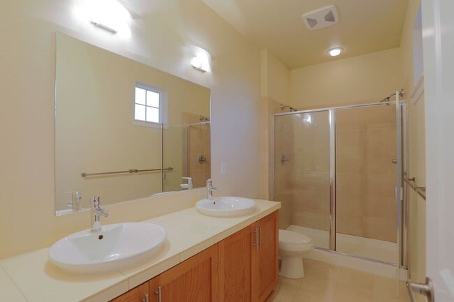 Building Photo - Spacious 3BR/3.5BA Townhome in Desirable E...