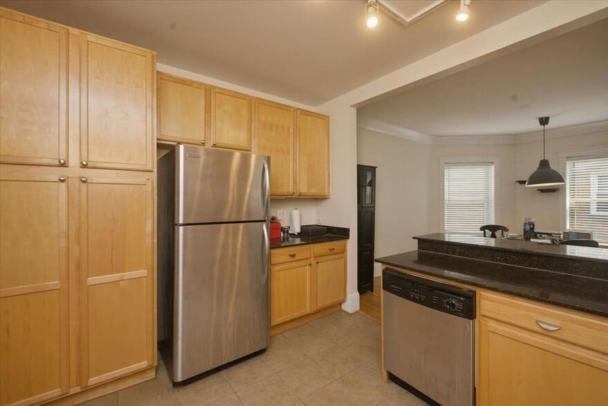 Building Photo - 1849 W Greenleaf Ave