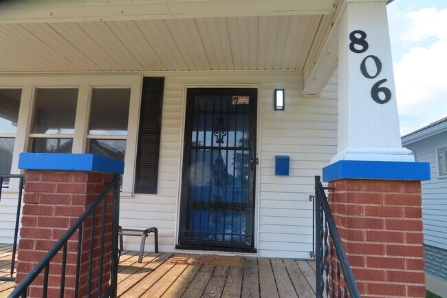 Building Photo - 806 E Deshler Ave