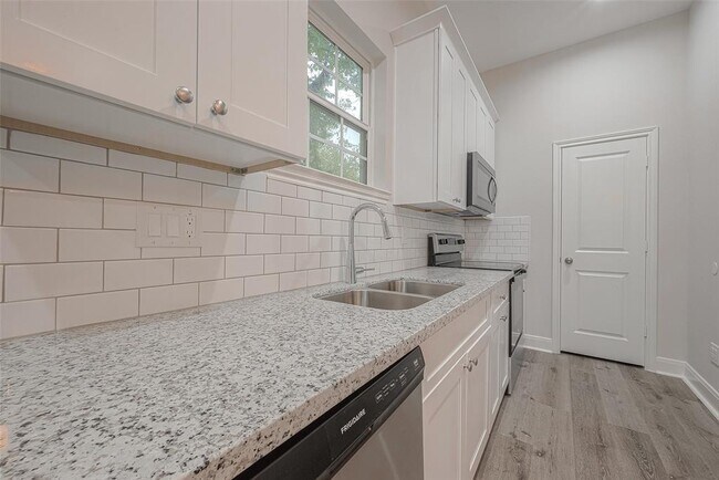 Building Photo - 2527 S Washington Ave
