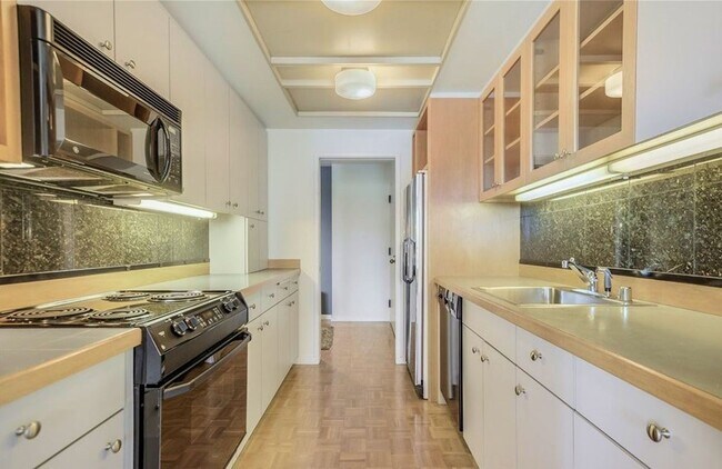 Building Photo - Spacious condo at the iconic Watermark Towers