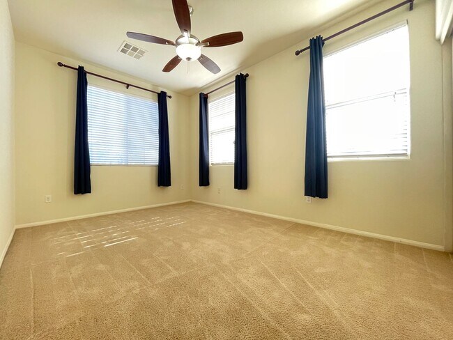 Building Photo - 3 Bedroom 2 1/2 Bath Home - Kitchen w/Gran...