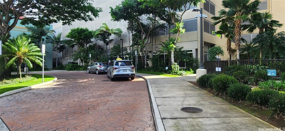 Queen's Hospital employee shuttle stops at building - 801 South St