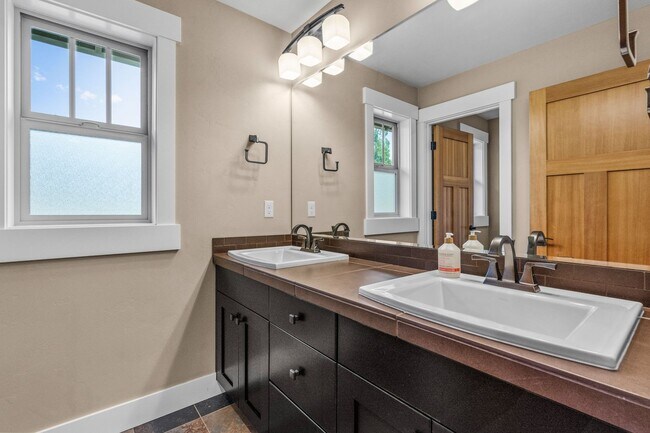 Building Photo - Grand Northwest Crossing Home. Fully furnished monthly rental. Walk to Compass Park. All Utilitie...