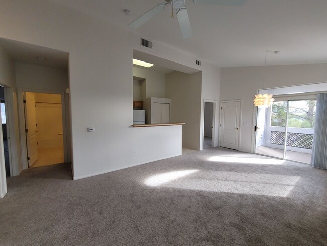 Building Photo - Gorgeous Henderson Condo with garage!