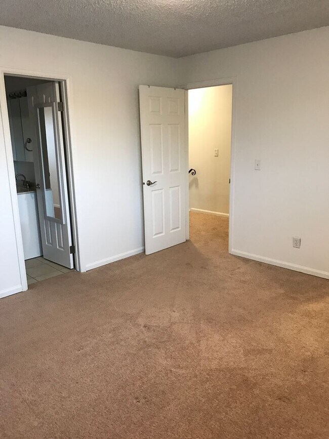 Building Photo - Beautifully Updated Townhome in Prime Loca...