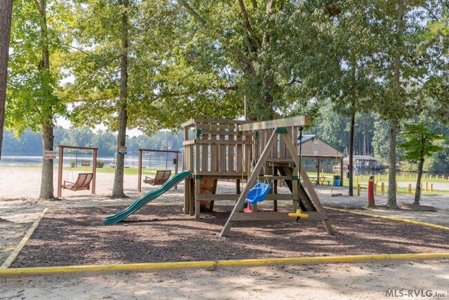 Building Photo - 2 Bedroom, 2 Bath Home located in Tanglewood Shores