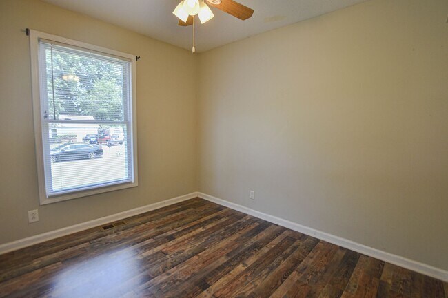 Building Photo - Updated Three Bedroom!