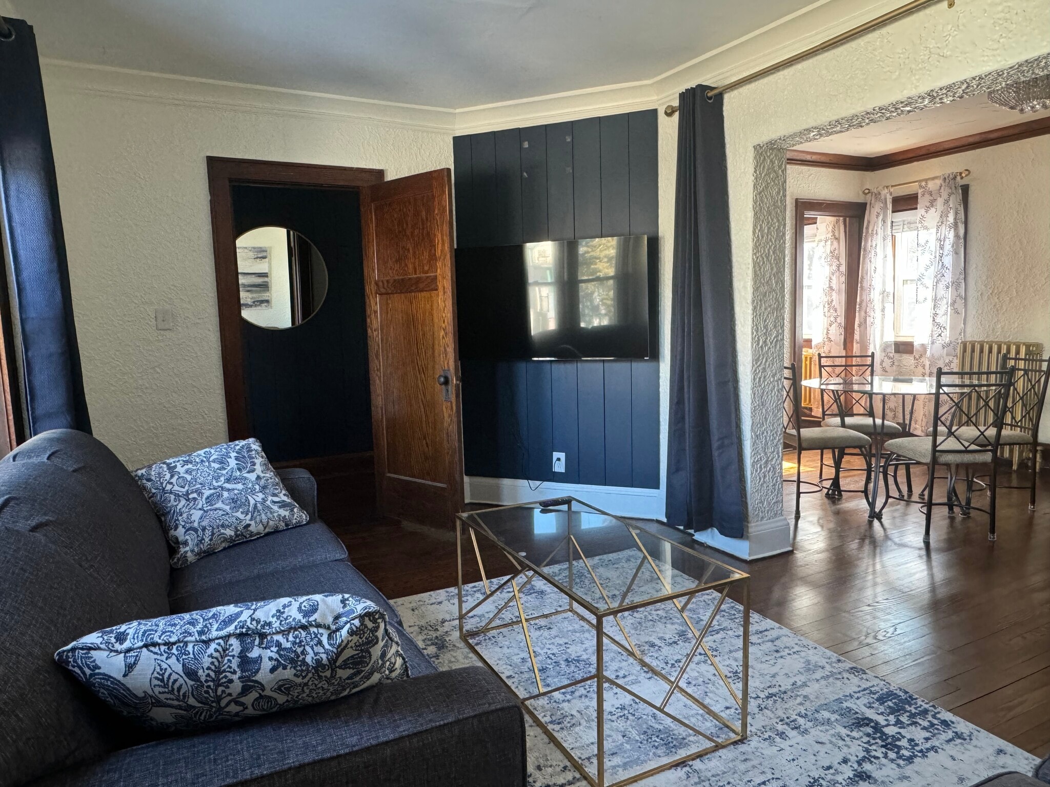 Living room - 821 E Pearson St