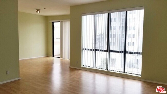 Building Photo - 533 S St Andrews Pl