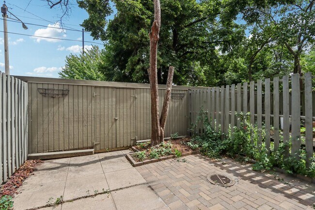 Building Photo - 106 Frank Lloyd Wright Ln