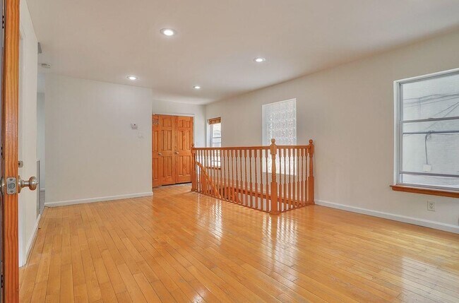 Building Photo - 108 Hutton St