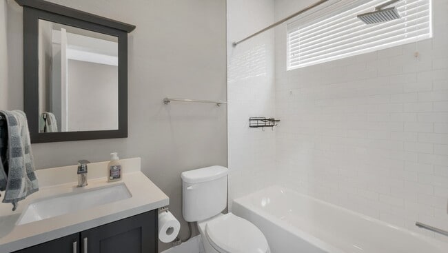 Building Photo - 607 Bayou St