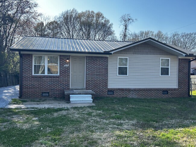 Primary Photo - Newly Remodeled 3 Bedroom 1 Bathroom with ...