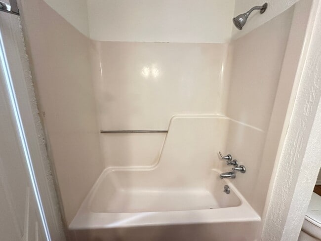 Building Photo - Cozy Townhome close to Mansfield Road....