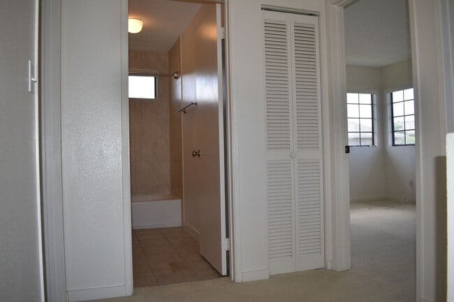 Building Photo - 3/2.5 West Loch Estates Single Family Home