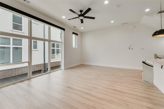 Building Photo - 2038 N Prairie Ave