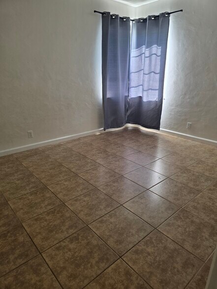 Building Photo - 545 W Hedges Ave