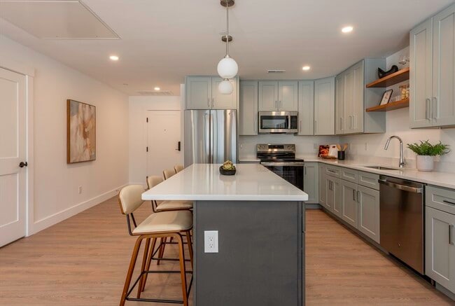 Building Photo - 1060 Main St