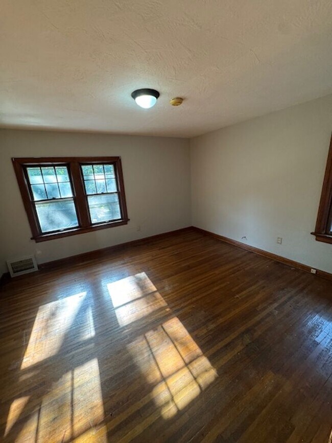 Building Photo - 3008 Hoagland Ave