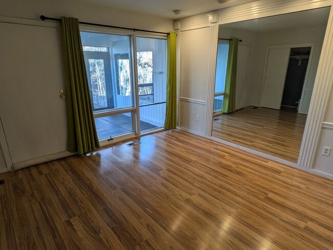 Building Photo - 10 Riverhill