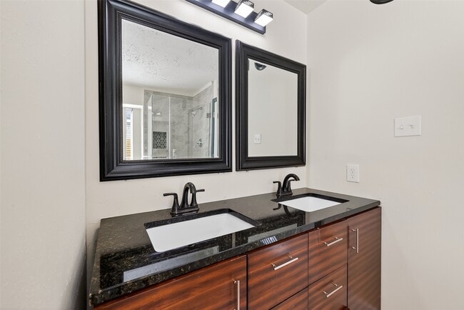 Building Photo - 7534 8 Willows Rd