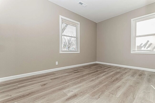 Building Photo - Charming 2 Bedroom Rental