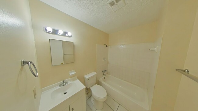 Building Photo - Nice and Cozy 2 Bed/1 Bath Apartment