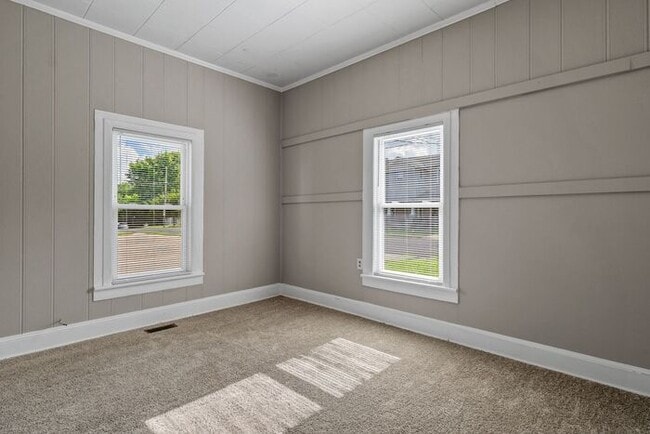Building Photo - UNCG area with 3 bedrooms and 1 bath, Cent...